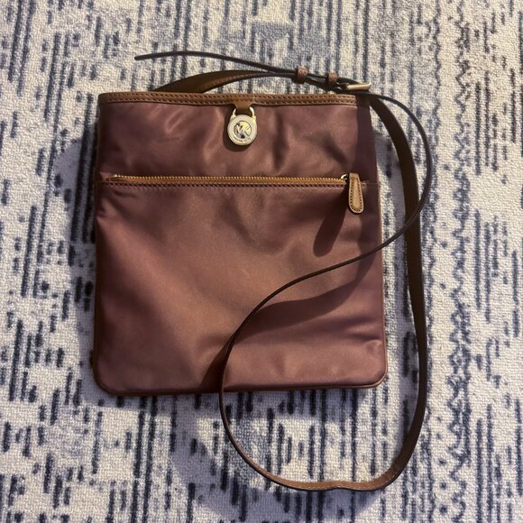 ✨ Michael Kors Kempton Large Pocket Crossbody — Never Used, Light Storage Wear ✨ - Picture 2 of 9